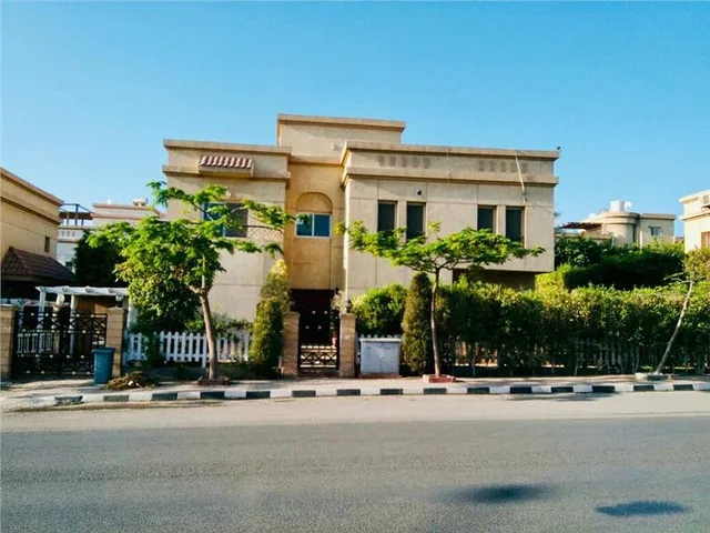 فيلا فى مدينة الرحاب 535 م2 بحري و قبلي للايجار قانون جديد كود 42357